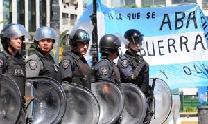 Exsoldados argentinos que reclaman ser reconocidos como veteranos de la Guerra de Malvinas protagonizaron este miércoles violentos incidentes con miembros de la fuerzas de seguridad durante una protesta en la principal avenida de Buenos Aires. Un total de 25 manifestantes fueron detenidos, acusados de "atentado y resistencia a la autoridad", como resultado de los incidentes registrados en la porteña avenida 9 de Julio, cuando los exsoldados chocaron con los policías, con piedras y gases lacrimógenos, dijeron los activistas. Además, cuatro policías debieron ser ingresados en un hospital con "politraumatismos y escoriaciones". Foto: Damian Dopacio / Efe