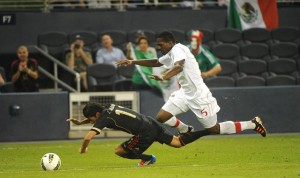 KANSAS CITY (KN, EE.UU.).- Javier Aquino (i) de México en acción ante Doneil Henry (d) de Canadá en el partido semifinal del torneo preolímpico de la Concacaf disputado en el LiveStrong Sporting Park de Kansas City, Kansas.