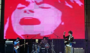 SANTIAGO DE CHILE (CHILE).- El vocalista y guitarrista Andrew VanWyngarden (d) se presenta con su banda MGMT este domingo 1 de abril de 2012, en el último día de la segunda edición del festival internacional de música alternativa Lollapalooza en Santiago de Chile.