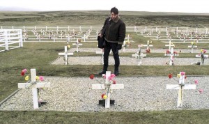 DARWIN (ISLAS MALVINAS). - Una fotografía de archivo muestra el el primer veterano argentino de la guerra de lasMalvinas en visitar las islas tras la guerra, Jorge Taranto, durante su visita al cementerio de Darwin en la zona sur de la mayor de las Islas Malvinas. En el cementerio hay sepultados más de 230 combatientes argentinos que murieron en la guerra de 1982. Este lunes 2 de abril se cumple el trigésimo aniversario del conflicto entre Argentina y el Reino Unido por la posesión de las islas, que empezó después de que los militares argentinos las ocupasen y terminó -el 14 de junio- con la rendición argentina, con un saldo de 255 militares británicos muertos y más de 650 argentinos.