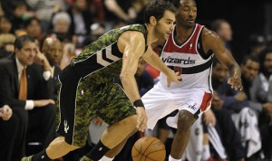 TORONTO (CANADÁ).- El español José Calderón (i) de los Toronto Raptors en acción ante John Wall de los Washington Wizards durante un partido de la NBA disputado este domingo  en Toronto. Los Raptors ganaron por 99-92.