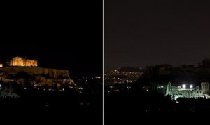 ATENAS (GRECIA).- Combo de fotografías que muestran la Acrópolis, en Atenas, antes y durante la Hora del Planeta este  sábado 31 de marzo. Esta campaña ambiental se lleva a cabo el último sábado de marzo de cada año e intenta llamar la atención de la gente acerca de la necesidad de ahorrar energía para reducir la emisión global de gases y proteger la naturaleza.