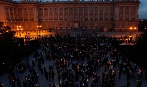 MADRID.- Fotografía que muestra el Palacio Real iluminado apagado con motivo de la celebración de la Hora del Planeta, en Madrid, este sábado.
