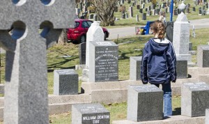 HALIFAX (CANADÁ).-. Cientos de personas asistieron este domingo 15, a la ceremonia celebrada en el cementerio de Fairview Lawn de Halifax (Canadá) en la que un grupo de niños, estudiantes y cadetes depositaron rosas en las tumbas de 121 víctimas del Titanic. Varios centenares de personas acudieron hoy, exactamente 100 años después del hundimiento del Titanic, al cementerio para rendir tributo a las víctimas del naufragio.