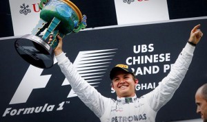 SHANGÁI (CHINA).- El piloto alemán Nico Rosberg (Mercedes AMG), celebra su victoria en el podio del circuito internacional de Shangái, China, este domingo 15 de abril. Rosberg logró su primer triunfo en una carrera de Fórmula Uno al ganar el Gran Premio de China, en el que el inglés Lewis Hamilton (McLaren), que fue tercero, le arrebató el liderato del Mundial al español Fernando Alonso (Ferrari), noveno en Shanghái.