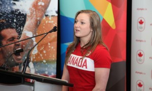 La medallista de oro en los Juegos Panamericanos, Rosie MacLennan, habla con la prensa en las oficinas del Comité Olímpico Canadiense en Toronto.