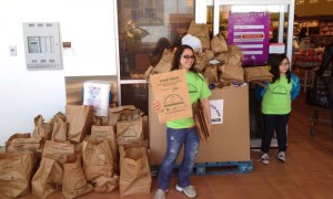 Voluntarias de The Mississauga Food Bank recaudan donaciones a la salida de una tienda de alimentación.
