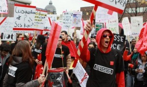 Los destrozos dejados en Montreal por los estudiantes van mucho más lejos que sus peticiones, porque ahora ello no solo piden rebajas en el costos de matriculas, sino también la renuncia del Gobierno de Quebec.