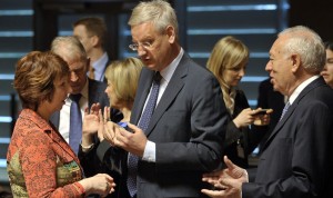 LUXEMBURGO.- (i-d) La alta representante para Asuntos Exteriores de la Unión Europea (UE), Catherine Ashton; el ministro de Exteriores sueco, Carl Bildt; y su homólogo español, José Manuel García-Margallo, charlan antes del comienzo de la reunión de ministros de Exteriores europeos en Luxemburgo, este lunes 23 de abril. García-Margallo pidió que Argentina arregle "de forma amistosa" el contencioso sobre la expropiación de YPF o cumpla lo que decidan los tribunales arbitrales internacionales.