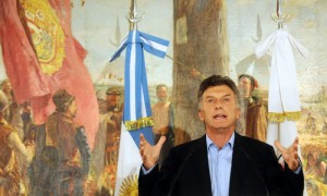 BUENOS AIRES (ARGENTINA). - El alcalde de Buenos Aires, el conservador Mauricio Macri, habla este martes 17 de abril, en una rueda de prensa en la sede del gobierno de Buenos Aires (Argentina). Macri ha considerado que la decisión del Gobierno argentino de expropiar el 51 % de la petrolera YPF a la española Repsol va "contra los intereses de los argentinos" y no resuelve el grave problema energético del país.