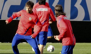 MADRID.- El centrocampista brasileño Diego Ribas (i) controla el balón ante la presencia de su compañero Filipe Luis (d) este 10 de abril de 2012, durante el entrenamiento de su equipo en la víspera del encuentro de Liga que el conjunto rojiblanco disputará ante el Real Madrid en el estadio Vicente Calderón.