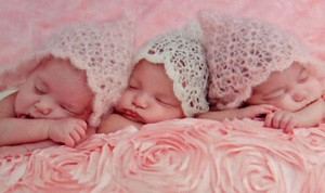 l padre de estas tres bebes pide al Gobierno pagar por la expropiación de su casa, porque el proyecto vial que construyen atenta contra la salud de las niñas.