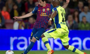 BARCELONA.- El delantero del F. C. Barcelona, Isaac Cuenca (i), se dispone a golpear el balón ante el defensor sudafricano del Getafe, Peter Masisela, durante el encuentro correspondiente a la jornada 33, que disputan este martes en el estadio del Camp Nou.