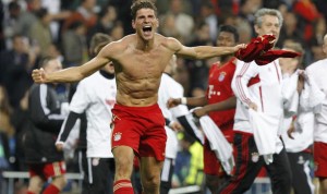 MADRID.- El delantero del Bayern de Munich, Mario Gómez, celebra el pase del equipo bávaro a la final de la Liga de Campeones, tras derrotar en la tanda de penaltis al Real Madrid, durante el encuentro correspondiente a la vuelta de las semifinales que han disputado este miércoles en el estadio Santiago Bernabéu de Madrid.