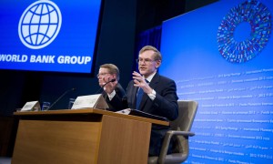 WASHINGTON (ESTADOS UNIDOS).- El presidente el Banco Mundial, Robert Zoellick, comparece ante los medios en la sede del FMI en Washington, Estados Unidos, este jueves 19 de abril de 2012. Robert Zoellick indicó en rueda de prensa que la expropiación de YPF, filial de la petrolera española Repsol por parte del Gobierno argentino, es un "error" y algo "que no se debe hacer".