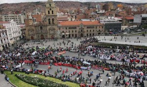 LA PAZ (BOLIVIA).- Cientos de personas participan este miércoles 11 de abril de 2012, en una protesta en la plaza San Francisco de La Paz. Manifestaciones en varias ciudades y una huelganacional con seguimiento parcial iniciaron las protestas lideradas por la Central Obrera Boliviana para exigir al presidente Evo Morales un aumento salarial en 2012 superior al 7% que ofrece.