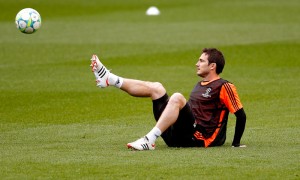 LONDRES (REINO UNIDO).- El jugador del Chelsea, Frank Lampard, hace ejercicios durante el entrenamiento del equipo en el estadio Stamford Bridge de Londres, Reino Unido, este martes, en la víspera de su enfrentamiento al Benfica en el partido de vuelta de los cuartos de final de la Liga de Campeones.