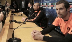 BARCELONA.- El entrenador delChelsea, Roberto Di Matteo (i), y el portero checo del equipo inglés, Petr Cech, durante la rueda de prensa ofrecida esta tarde con motivo del Chelsea-FC Barcelonade este martes, en partido de vuelta de semifinales de la Liga de Campeones, que Petr Cech, espera que será muy similar al de ida, hace una semana en Londres, y que sólo un gol podría marcar la diferencia entre ambos conjuntos.