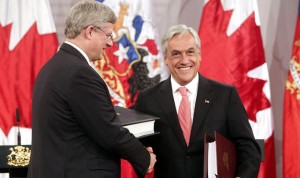 SANTIAGO DE CHILE (CHILE).- El primer ministro de Canadá, Stephen Harper (i), y el presidente de Chile, Sebastián Piñera (d), se dan la mano este lunes 16 de abril, luego de la firma de acuerdos en el Palacio de La Moneda en Santiago (Chile). Canadá y Chile celebran el 15 aniversario del tratado de libre comercio bilateral.
