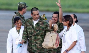 BOGOTÁ (COLOMBIA).- Los intendentes Luis Hernando Peña (c d) y Wilson Rojas Medina (c i) llegaron este lunes, al aeropuerto Vanguardia de Villavicencio, Colombia, luego de ser liberado por las FARC junto a otros 9 policías y militares. Tras una misión que se prolongó durante más de cinco horas, los uniformados arribaron aparentemente en buen estado de salud.
