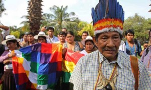 CARTAGENA (COLOMBIA).- Un indígena huitoto participa este miércoles 11 de abril de 2012, en el comienzo de la reunión de líderes indígenas de las Américas en Cartagena de Indias, Colombia, que inició con un tributo a la hoja de coca como símbolo sagrado "de vida y no de muerte" y un ritual de agradecimiento a la madre tierra.