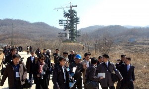 CONDADO DE CHOLSAN (COREA DEL NORTE).- Fotografía facilitada por la agencia de noticias norcoreana KCNA hoy, lunes 9 de abril de varios periodistas y expertos en ciencia y tecnología norcoreanos mientras visitan ayer las instalaciones desde donde Corea del Norte planea lanzar un satélite entre los días 12 y 16 de este mes, en el condado de Cholsan (Corea del Norte).