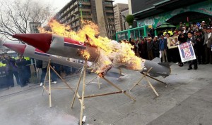 SEÚL (COREA DEL SUR).-Activistas surcoreanos protestan contra el lanzamiento de un cohete de largo alcance realizado por Corea del Norte, este viernes 13 de abril en Seúl, Corea del Sur.El fallido lanzamiento de un cohete de largo alcance realizado hoy por Corea del Norte desde la base septentrional de Tongchang-ri es el cuarto de este tipo del país comunista, que llevó a cabo tres ensayos similares en 1998, 2006 y 2009.