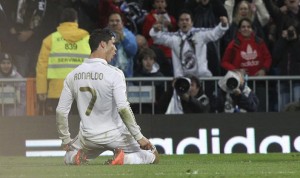 MADRID.- El delantero portugués del Real Madrid, Cristiano Ronaldo, celebra su gol, el segundo de su equipo, durante el partido, correspondiente a la trigésimo cuarta jornada de Liga de Primera División, que ha disputado el conjunto blanco con el Sporting de Gijón, esta tarde, en el estadio Santiago Bernabéu, en Madrid.