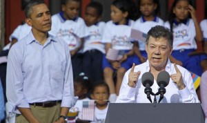 CARTAGENA (COLOMBIA). El presidente de Estados Unidos, Barack Obama (i), escucha a su homólogo de Colombia, Juan Manuel Santos (d), este domingo 15 de abril, en una ceremonia de entrega de títulos de tierras a la comunidad de San Basilio de Palenque, el pueblo negro más antiguo de América, y a los habitantes del pueblo pesquero de La Boquilla, en Cartagena.