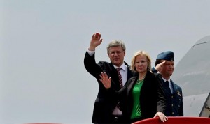 CARTAGENA (COLOMBIA).- El primer ministro de Canadá, Stephen Harper (i), y su esposa, Laureen Teskey Harper (c), saludan al llegar este viernes 13 de abril, al aeropuerto Rafael Núñez de Cartagena (Colombia) para participar en la VI Cumbre de las Américas.