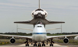 CHANTILLY (ESTADOS UNIDOS).- El transbordador Discovery tras aterrizar en el aeropuerto internacional Dulles, en las afueras de la capital de EE.UU., y entrar a formar parte del Museo Nacional del Aire y el Espacio, este martes 17 de abril. ElDiscovery planeó acoplado sobre el Boeing 747 modificado de la NASA durante unos 40 minutos sobre la capital estadounidense y sus principales monumentos y edificios. Numerosas personas se lanzaron a las terrazas y a las calles para ver el transbordador que batió el récord de viajes al espacio.