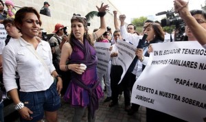 QUITO (ECUADOR).- Un grupo de católicos se enfrentó este miércoles 25 de abril, a las puertas de un juzgado en Quito (Ecuador) a defensores de los derechos de los homosexuales, lesbianas, bisexuales y transexuales (GLBT) por el caso de Helen Bicknell y Nicola Rothon, dos madres lesbianas que quieren registrar a su hija con el apellido de ambas. La pareja de inglesas, que vive en el país desde hace hace 5 años, decidió tener por inseminación artificial a su primera hija, Satya Amani Bicknell Rothon, quien nació en diciembre de 2011, pero un vacío legal les ha impedido inscribirla en el Registro Civil.