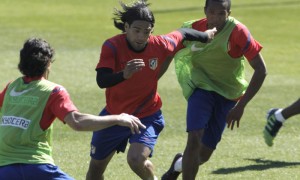 MADRID.- El delantero colombiano Radamel Falcao (c) junto al centrocampista brasileño Paulo Assunção (d) durante el entrenamiento del Atlético de Madrid en el estadio Vicente Calderón, donde prepararon el partido de Liga que disputará el próximo miércoles ante el Real Madrid.