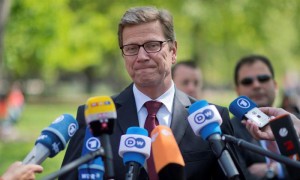WASHINGTON (ESTADOS UNIDOS).- El ministro alemán de Exteriores Guido Westerwelle atiende a los medios en Washington, Estados Unidos, este jueves 12 de abril. Los ministros de Exteriores del G8 abrieron hoy su reunión de dos días en Washington con propuestas para garantizar que se cumple el alto el fuego prometido por Bachar al Assad en Siria y la posibilidad de avanzar nuevas medidas contra la violencia en el país.