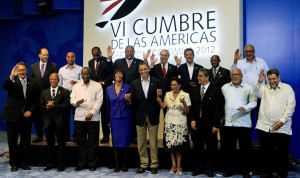 CARTAGENA (COLOMBIA).- Los presidentes y primeros ministros de los países del Caribe y el presidente de EEUU, Barack Obama, posan este domingo 15 de abril de 2012, luego de una reunión multilateral en el marco de la VI Cumbre de las Américas, en Cartagena de Indias