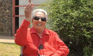 TEPOZTLÁN (MÉXICO).- La cantante mexicana de origen costarricense Chavela Vargas posa este jueves 12 de abril, durante una rueda de prensa en su casa de la localidad de Tepoztlán (México), donde presentó su nuevo trabajo, "Luna grande", un poemario fruto de sus encuentros y charlas con el poeta español Federico García Lorca.
