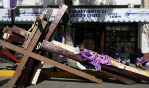 IZTAPALAPA (MÉXICO).- Habitantes de Iztapalapa participan este viernes 6 de abril de 2012, en la representación de la crucifixión de Cristo en Ciudad de México.