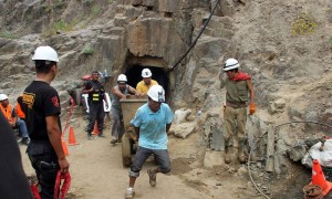 QUILQUE (PERÚ).- Fotografía cedida por el Gobierno Regional de Ica este lunes 9 de abril, de obreros trabajando en la mina donde permanecen atrapados nueve mineros desde el jueves pasado en Quilque. Los trabajadores esperan ser rescatados.