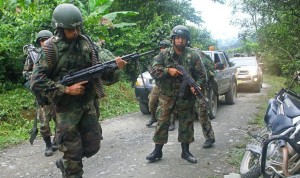 CUSCO (PERÚ). Fotografía en la que se observa a militares peruanos patrullando un camino cerca a Kiteni en La Convención, Cusco, Perú, durante las operaciones de búsqueda de 43 trabajadores secuestrados por un grupo terrorista. El Gobierno declaró el miércoles el estado de emergencia (excepción) en la provincia cuzqueña de La Convención, donde se produjo el secuestro, y envió a 1.500 militares para "aislar" a los secuestradores, a los que calificó de narcoterroristas.