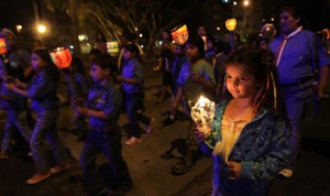 LIMA (PERÚ).- Unos grupos de niños scouts participan con antorchas en una caminata, este sábado, por las calles del distrito de Miraflores, en Lima, en el marco de la celebración mundial de La Hora del Planeta, iniciativa promovida por el Fondo Mundial para la Naturaleza (WWF, por sus siglas en inglés).