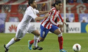 MADRID.- El centrocampista del RealMadrid, Xabi Alonso (i), lucha el balón con el delantero colombiano Radamel Falcao, del Atlético de Madrid, durante el partido, correspondiente a la trigésimo tercera jornada de Liga en Primera División, que disputaron ambos equipos, este miércoles, en el estadio Vicente Calderón, en Madrid.