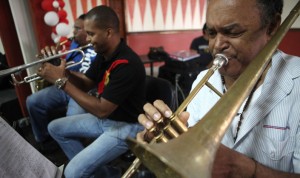 SANTO DOMINGO (REPÚBLICA DOMINICANA).- Miembros de la orquesta participan en el ensayo general del concierto "Voces inmigrantes en República Dominicana", en Santo Domingo. Pocas veces se puede ver a un cantante lírico interpretar un aria rodeado de bailarines de "break dance", a una violoncelista bailar un merengue o a un intérprete melódico tocar un instrumento de percusión, pero es posible como se verá en un concierto solidario organizado por el Alto Comisionado de las Naciones Unidas para los Refugiados (Acnur) en la capital dominicana.