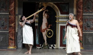 LONDRES (REINO UNIDO).- Actores de la compañía neozelandesa Ngakau Toa interpretan la obra "Troilo y Crésida" de WilliamShakespeare en el teatro Globe de Londres (Reino Unido) este lunes 23. Un total de 37 compañías teatrales de todo el mundo escenificarán las 37 obras del poeta y dramaturgo británico WilliamShakespeare (1564-1616) en 37 idiomas diferentes en elShakespeare's Globe Theatre en el ámbito del festival teatral "Globe To Globe hasta el próximo 6 de junio.