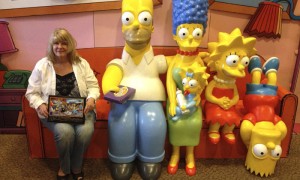 SPRINFGIELD.- La directora del Museo de Sprinfield, Debra Gruell, posa junto a una representación de gran tamaño de Homer Simpson y su familia sentados en un sofá, pieza que consiguió la localidad por su participación en un concurso y cuyo emplazamiento en el citado museo ha sido criticado por algunos habitantes de esta pequeña población del estado de Oregón. Las autoridades de Springfield sopesan subirse al carro de la fama de "The Simpsons" para buscar una rentabilidad turística a su vinculación con la serie, un proyecto que demuestra su sentido del humor aunque no haga gracia a todos los vecinos.