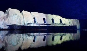 ÁRTICO.- Imagen distribuida por Gerry Hofstetter Marketing que muestra una proyección del Titanic en un iceberg de 500 metros de largo en el Mar de Groenlandia, en la madrugada del 13 de abril de 2012. El artista iluminador suizo Gerry Hofstetter proyectó imágenes del mítico barco sobre el iceberg para conmemorar el 100º aniversario de su primer y único viaje. El barco se hundió el 15 de abril de 1912.