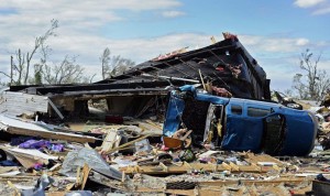 WICHITA (KS, EE.UU.).- Vista del Pineaire Mobile Home Park tras un tornado este domingo 15 de abril, en Wichita, Kansas (EE.UU.). Múltiples tornados se registraron en la parte mediooriental del país, la mayoría de ellos en el área de Kansas.