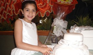 Como toda fiesta de Primera Comunión no podia faltar la torta, que Destiny compartió con su familia y amigos.