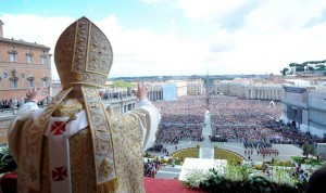 VATICANO.- Foto facilitada por el Osservatore Romano que muestra al papa Benedicto XVI mientras impartia la bendición "Urbi et Orbi", a la ciudad de Roma y a todo el mundo, en la plaza de San Pedro delVaticano, este domingo.