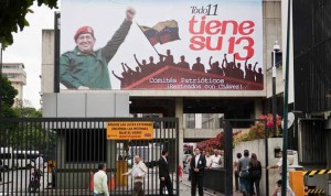 CARACAS (VENEZUELA).- Vista de un cartel de apoyo al presidente de Venezuela Hugo Chávez este miércoles 11 de abril de 2012, en Caracas, para conmemorar el décimo aniversario del golpe de estado contra Chávez. El mandatario señaló que el 11 de abril de 2002, cuando una multitudinaria marcha desembocó en un golpe que lo apartó menos de 48 horas del poder, fue una "tremenda prueba" para el pueblo venezolano.