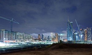 En Toronto se están construyendo alrededor de 145 condominios de lujo, lo que ha disparado los precios en el mercado, pero analistas se preguntan si hay mercado para tanto.